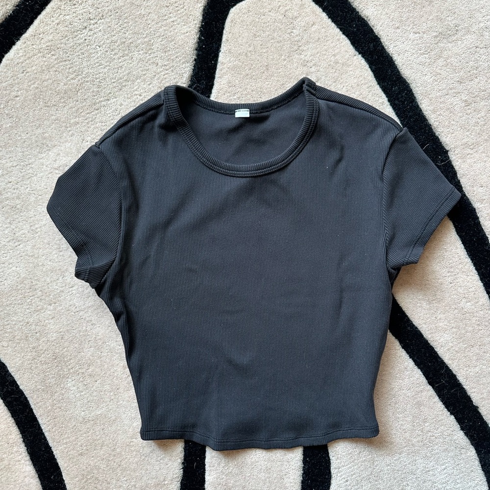ALO Ribbed Black Baby Tee